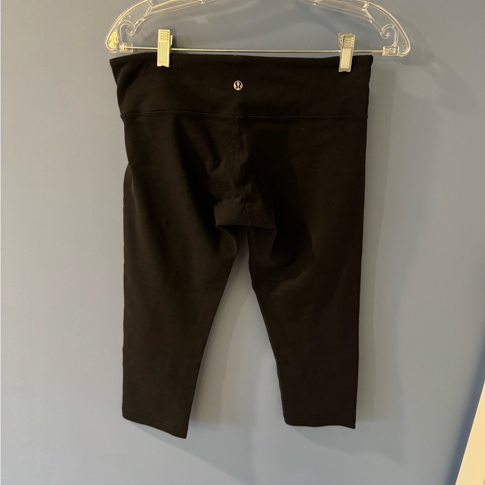 Lululemon Size 8 Capri Leggings 21 inches Black - Picture 3 of 4